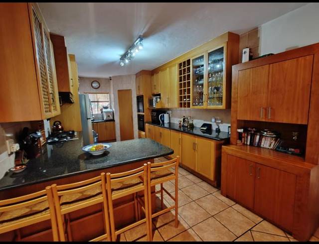 5 BEDROOM HOUSE FOR SALE IN AMBERFIELD GLEN